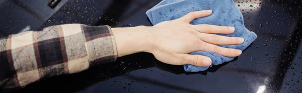 Cropped View Man Rag Cleaning Wet Car Banner — Stock Photo, Image