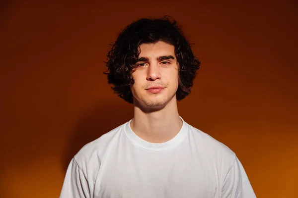 Young Man White Shirt Looking Camera Brown Background — Stock Photo, Image