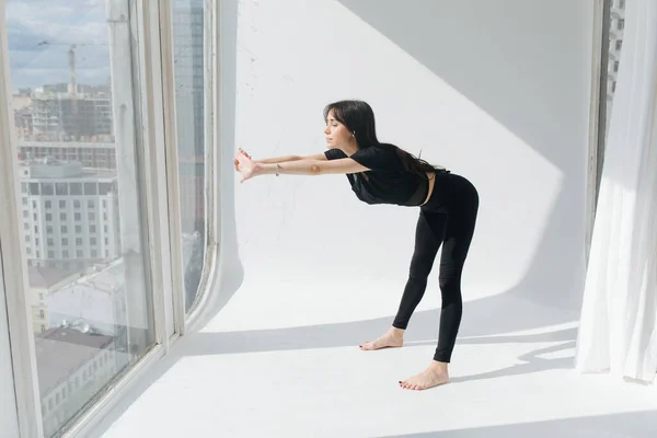 Mujer Armenia Ropa Deportiva Negra Practicando Yoga Pose Flexión Hacia — Foto de Stock