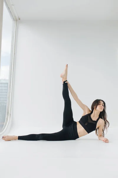Pretty Armenian Woman Black Top Leggings Practicing Yoga White Floor — Stock Photo, Image