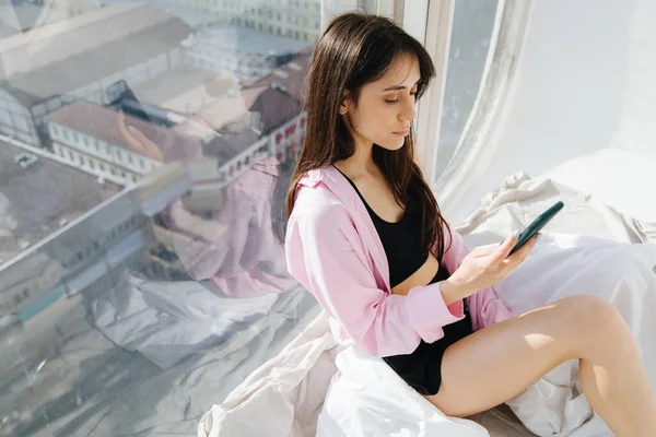 Young Armenian Woman White Shirt Sitting Bedding Window Using Mobile — Stock Photo, Image