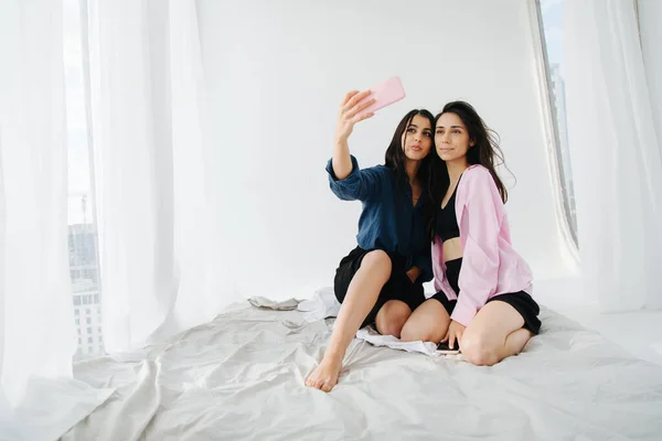 Young Armenian Women Taking Selfie White Bedding Home — Stock Photo, Image