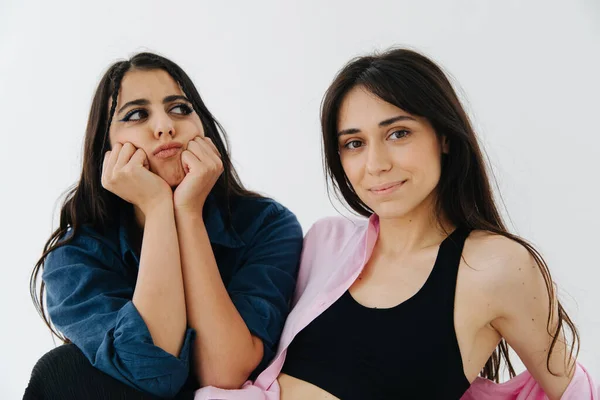 Glücklich Armenische Frau Blick Die Kamera Der Nähe Unzufriedenen Freund — Stockfoto