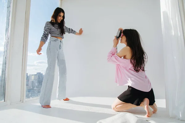 Joven Mujer Tomando Foto Amigo Sonriente Moderno Posando Cerca Ventana — Foto de Stock