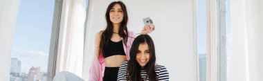 Mutlu Ermeni kadın dijital fotoğraf makinesi ve pankartıyla en yakın arkadaşına bakıyor.