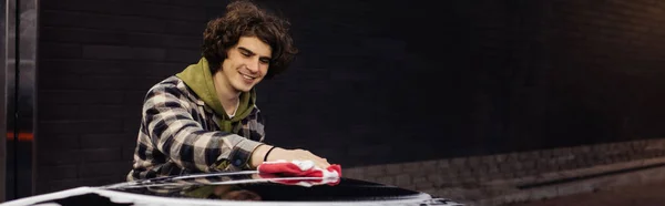 Felice autista lavaggio auto con straccio all'aperto, banner — Foto stock