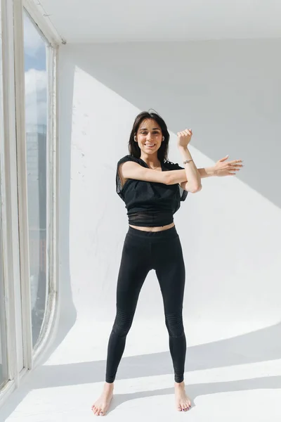 Ganzkörperansicht einer lächelnden armenischen Frau, die zu Hause Yoga praktiziert — Stockfoto