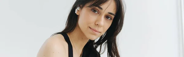 Morena armenia mujer en el auricular mirando a la cámara en blanco, bandera — Stock Photo