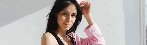 Mujer armenia sonriente mirando a la cámara en blanco con sombras, pancarta - foto de stock