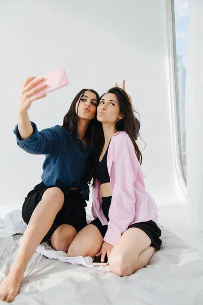 Armenierin macht Freund Stierhörner, während sie Selfie im Schlafzimmer macht — Stockfoto