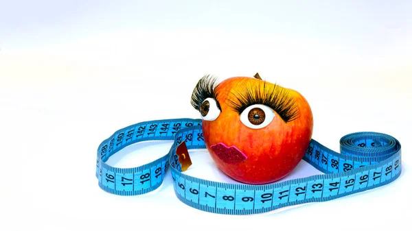 Suratı olan sulu kırmızı-yeşil bir elma. Rulet. Diyet.