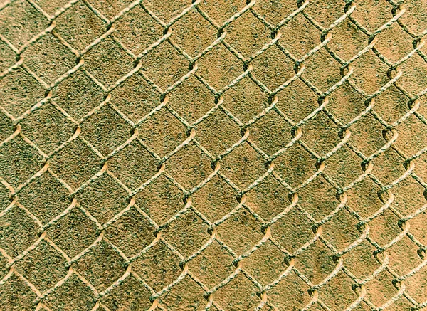 Küçük bölümlerle desenli eski metal örgüler.