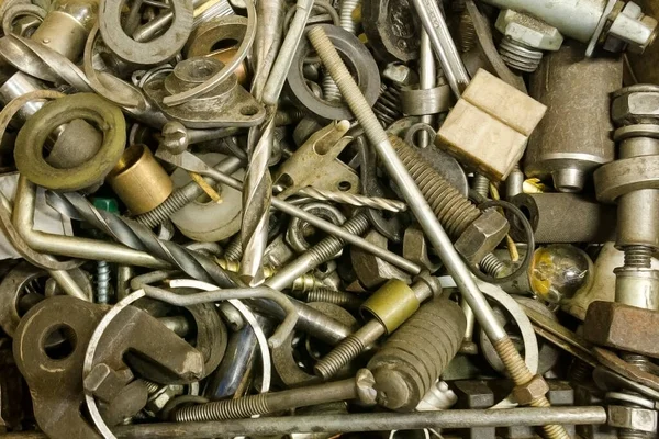 Eski paslı hurda metal, kullanılmış parçalar ve alet parçaları. Mekanik endüstriyel arka plan. Bir sürü küçük demir parçası.