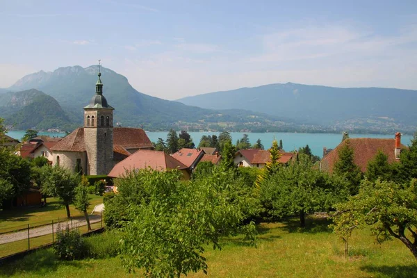 Annecy Gölü Kıyısındaki Güzel Talloires Köyü — Stok fotoğraf