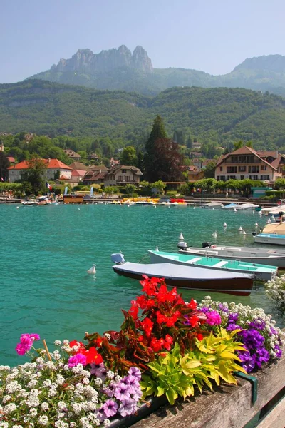 Talloires Una Encantadora Ciudad Orillas Del Lago Annecy —  Fotos de Stock