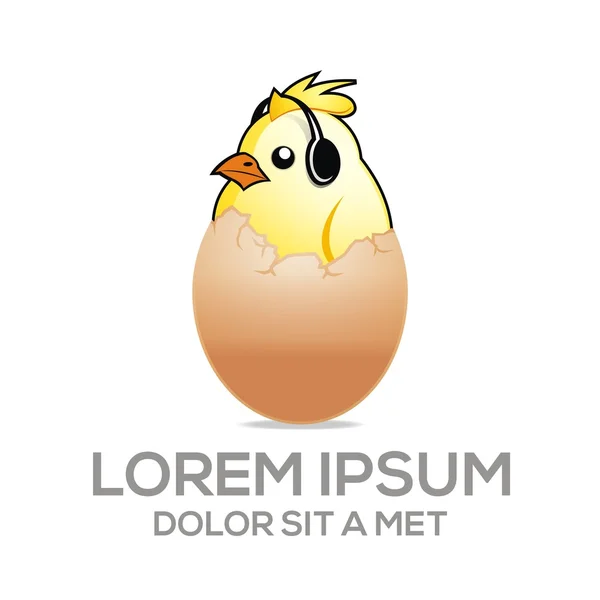 Эмблема малыша логотипа с милым цыпленком и яйцом — стоковый вектор