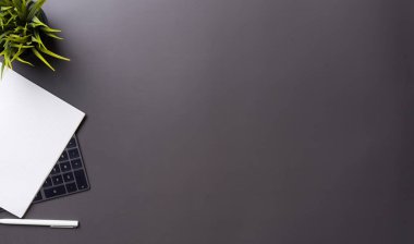 Ofiste, çalışma masası siyah. Not defteri ve telefonuyla klavyenin üstünden en üstteki görünüm. Modern yaratıcı tasarımcılar için yer var. Boş fotokopi alanı olan düz bir yer. İş ve finans kavramı.