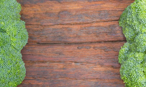 Ahşap tahta üzerinde taze brokoli 