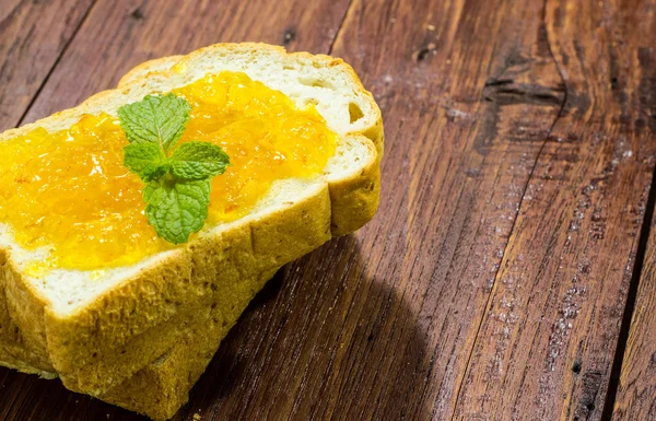 Ekmek ve portakal reçeli