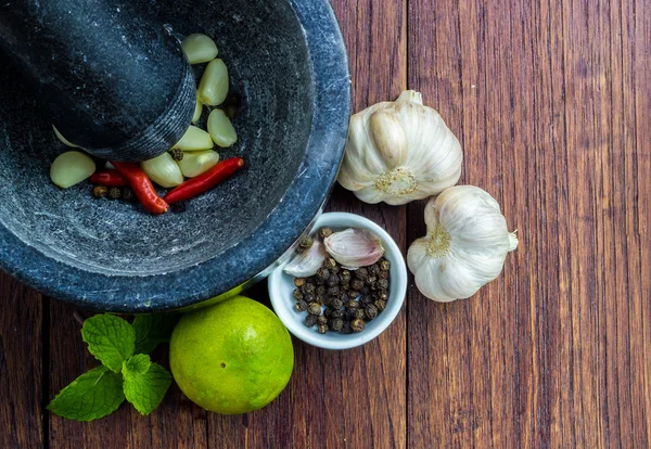 Sarımsak havaneli ve harç ile