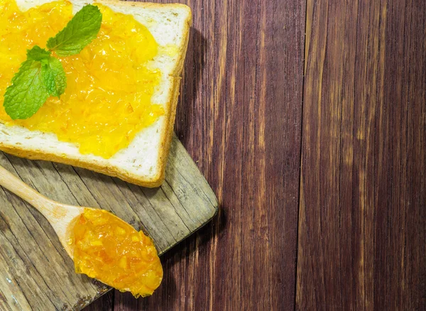 Ekmek ve portakal reçeli