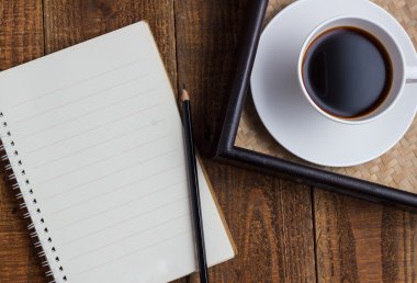 Tahtada bir fincan kahve. 