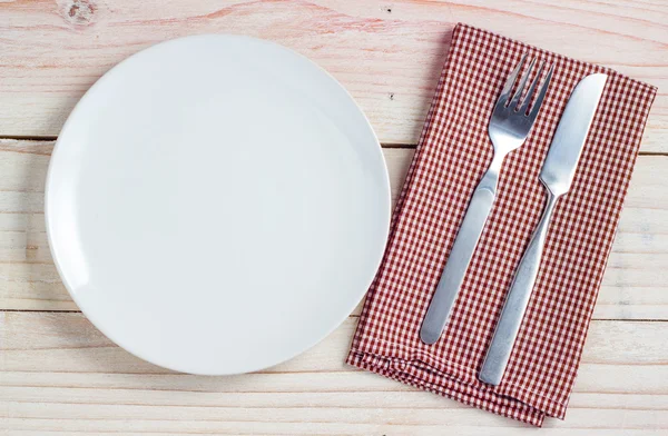 Beyaz plaka ve gümüş tablo