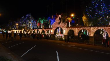 Geceleyin süslenmiş Noel ağacı