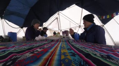 Eğer karlı bir tepeyi ziyaret etme mutluluğuna erişirseniz, kampa gitmeniz gerektiğini ve sabah yolculuğunuzu bitirmeniz gerektiğini anlarsınız, buz daha sert olduğunda ve zirveye daha sakin bir şekilde yürüyebilirsiniz..