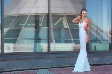 Bir kız bir uzun elbise moda 21 yüzyılda
