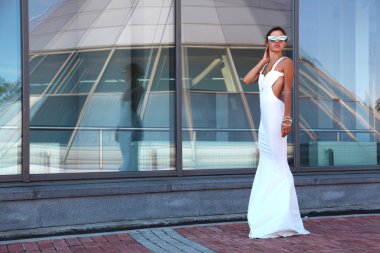 Bir kız bir uzun elbise moda 21 yüzyılda