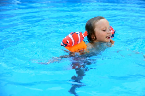 Una niña está entrenada para nadar — Foto de Stock