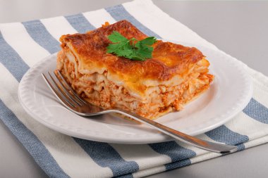 Beyaz tabakta lezzetli taze lazanya