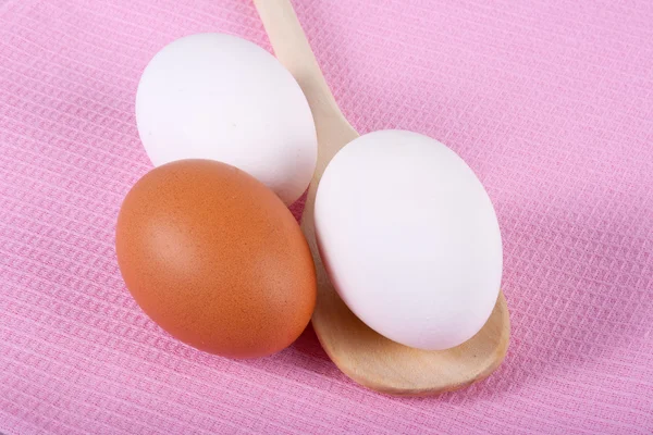 Üç yumurta üzerinde pembe bir masa örtüsü