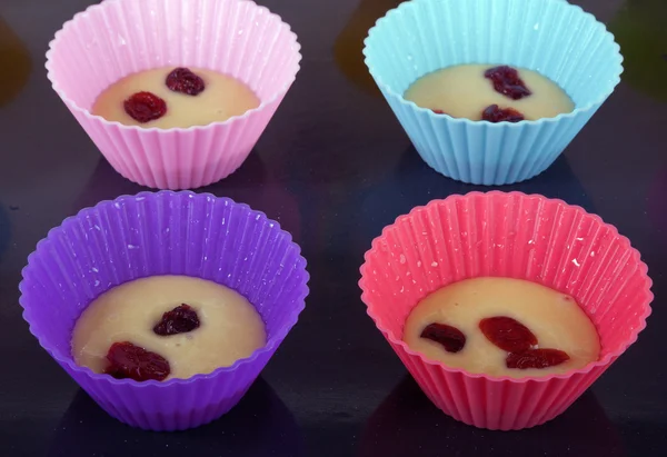 Dört muffin'ın formu hamur ile