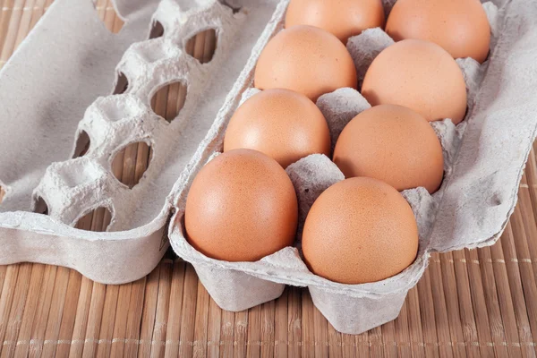 Rohe braune Eier in einer Schachtel — Stockfoto