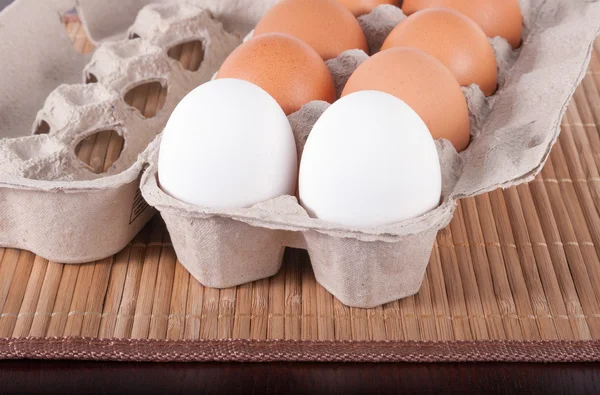 Ovos crus num recipiente de cartão — Fotografia de Stock