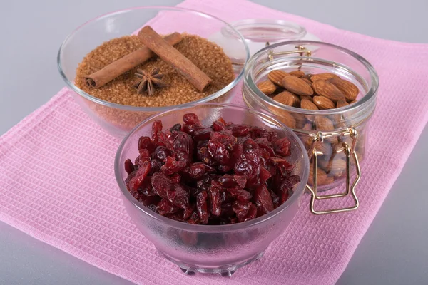 Kurutulmuş kızılcık, badem, kahverengi şeker ve tarçın