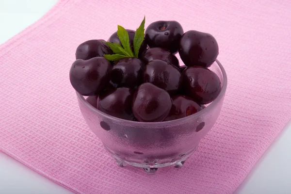 Cerejas frescas doces em uma tigela de vidro — Fotografia de Stock