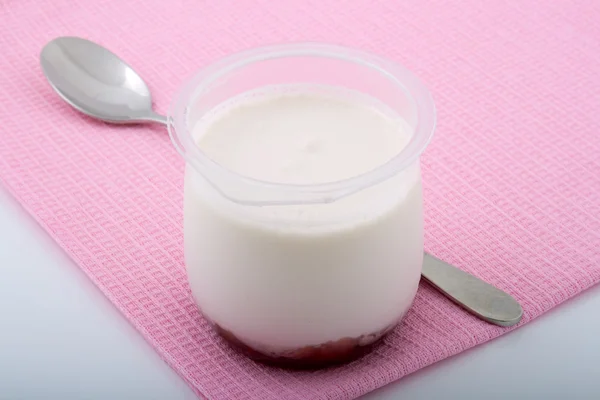Creme fraiche ve reçel ile sağlıklı tatlı 