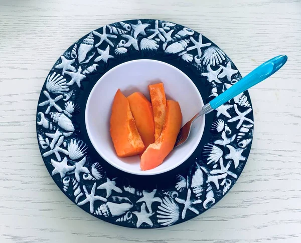 Plato Blanco Sobre Plato Azul Con Detalles Mar Con Pedazos — Stockfoto