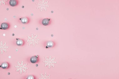 Soyut yeşil bulanık arka plan ve odaklanmış alan. Bayram festivali konsepti. Parıltılı konfeti. Noel ışıkları.