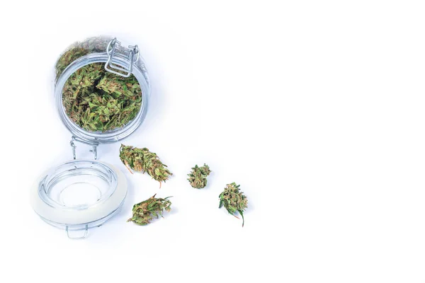 大麻大麻的新鲜绿芽或花朵装在一个开着的玻璃瓶中 从白色背景分离出来 替代治疗 医疗大麻 复制空间 — 图库照片