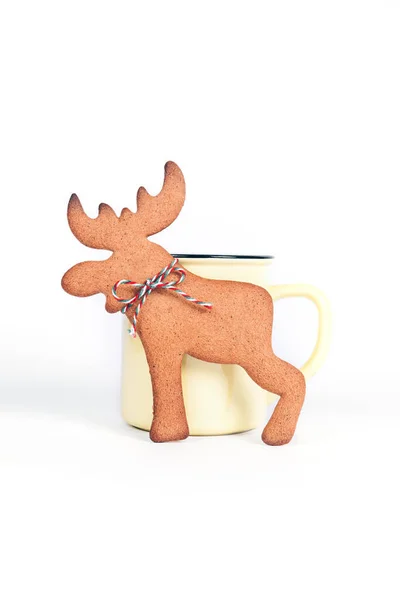 Galleta de jengibre casera de Navidad con taza de té amarilla aislada sobre fondo blanco. — Foto de Stock
