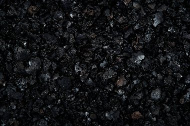 Siyah desenli soyut arkaplan üst görünümü. Yakılmış odun ve kül arkaplanı..