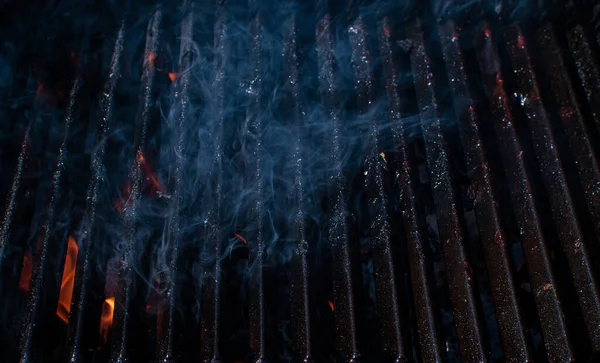 Prázdný hořící gril BBQ s kouřem. Stock Snímky