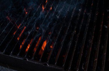 Dumanlı mangal kömürü ızgarası.