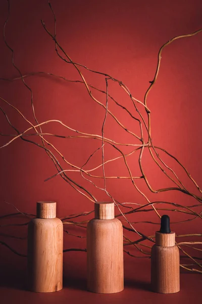 Vista frontal de garrafas de madeira recipientes rótulo branco mockup para produtos cosméticos skincare sobre vermelho — Fotografia de Stock