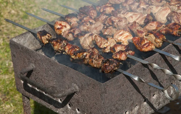 Griller de la viande marinée sur un brasero — Photo