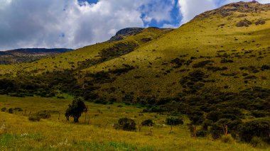 Sierra Ekvator Kolina con cielo azul
